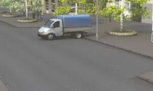 Грузовой автомобиль на парковке