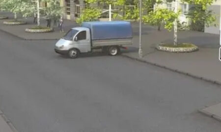 Грузовой автомобиль на парковке