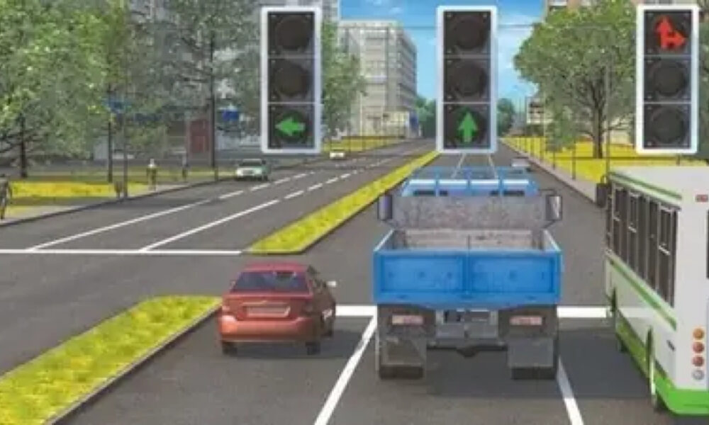 Автомобили стоят на светофоре