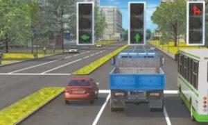 Автомобили стоят на светофоре