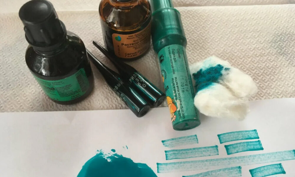 Зеленка и вата на столе