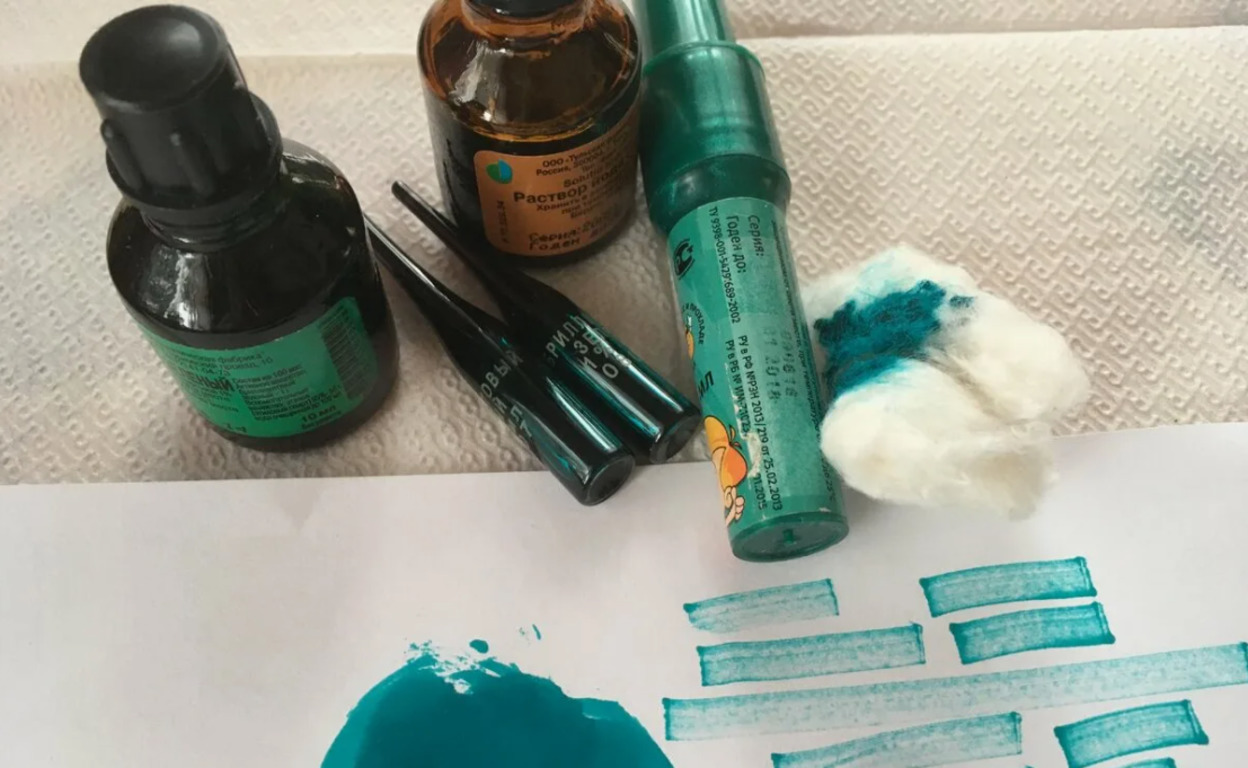 Зеленка и вата на столе