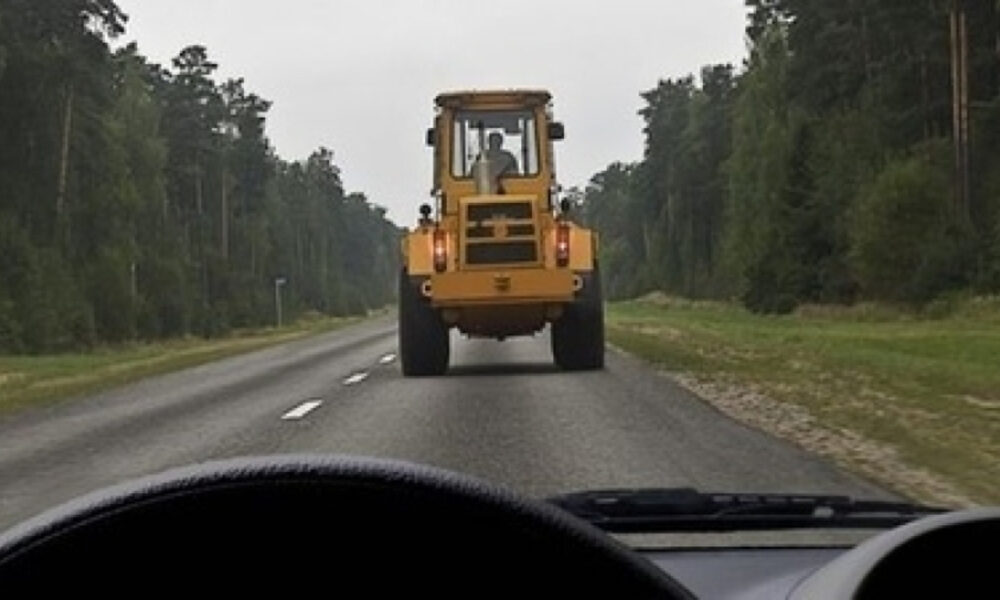 Автомобиль и трактор на дороге