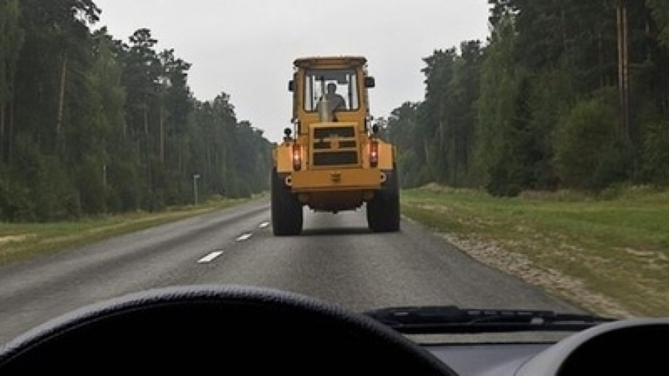 Автомобиль и трактор на дороге