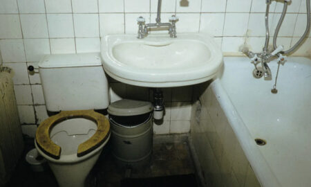 Раковина и унитаз в ванной комнате