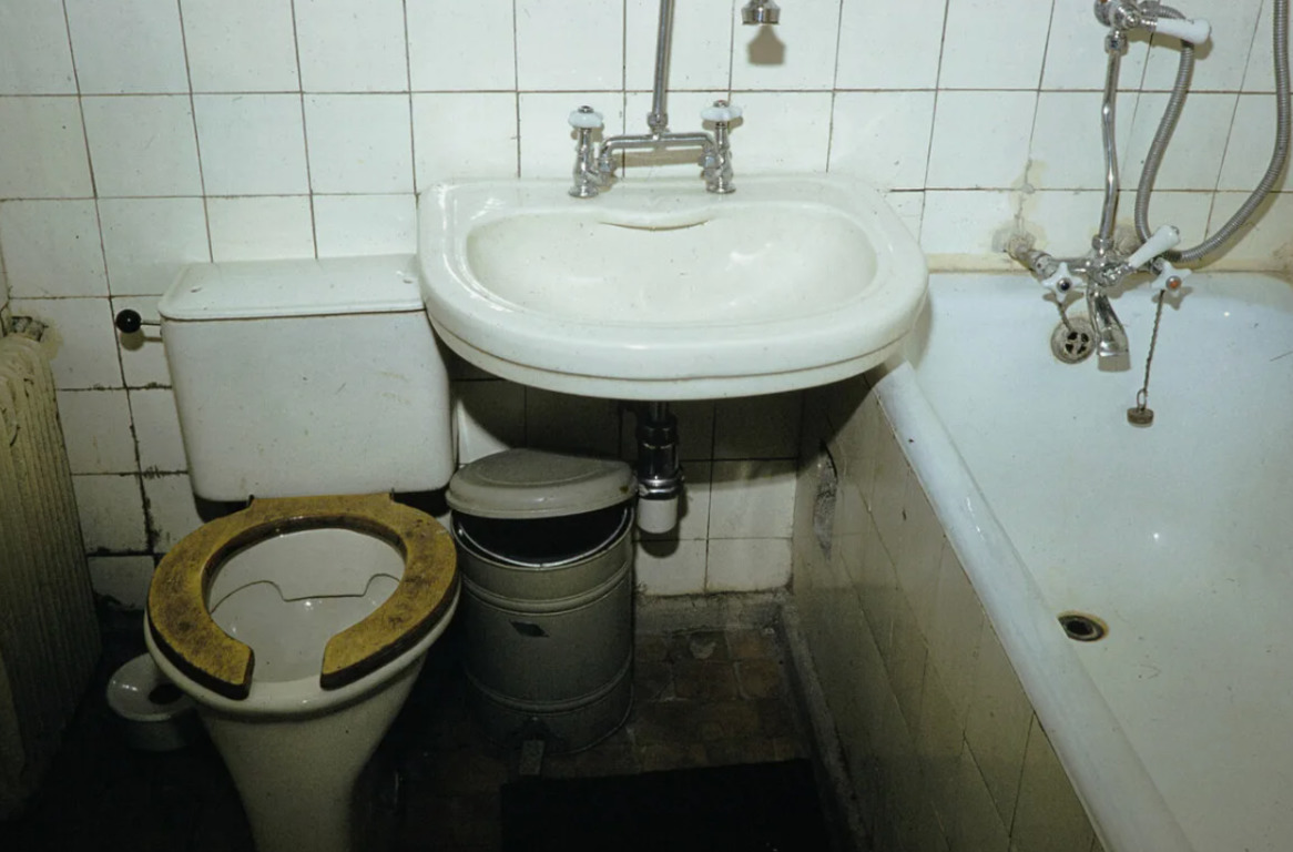 Раковина и унитаз в ванной комнате