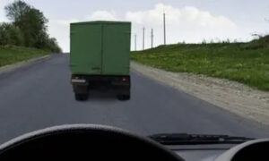 Автомобили едут по дороге