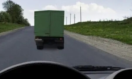 Автомобили едут по дороге