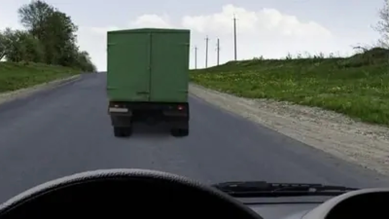 Автомобили едут по дороге