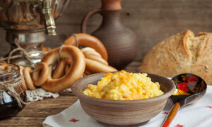 Каша, хлеб и сушки на столе