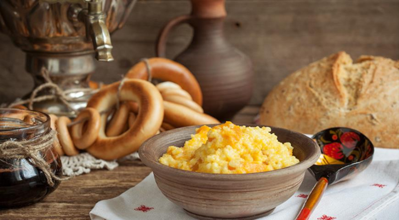 Каша, хлеб и сушки на столе