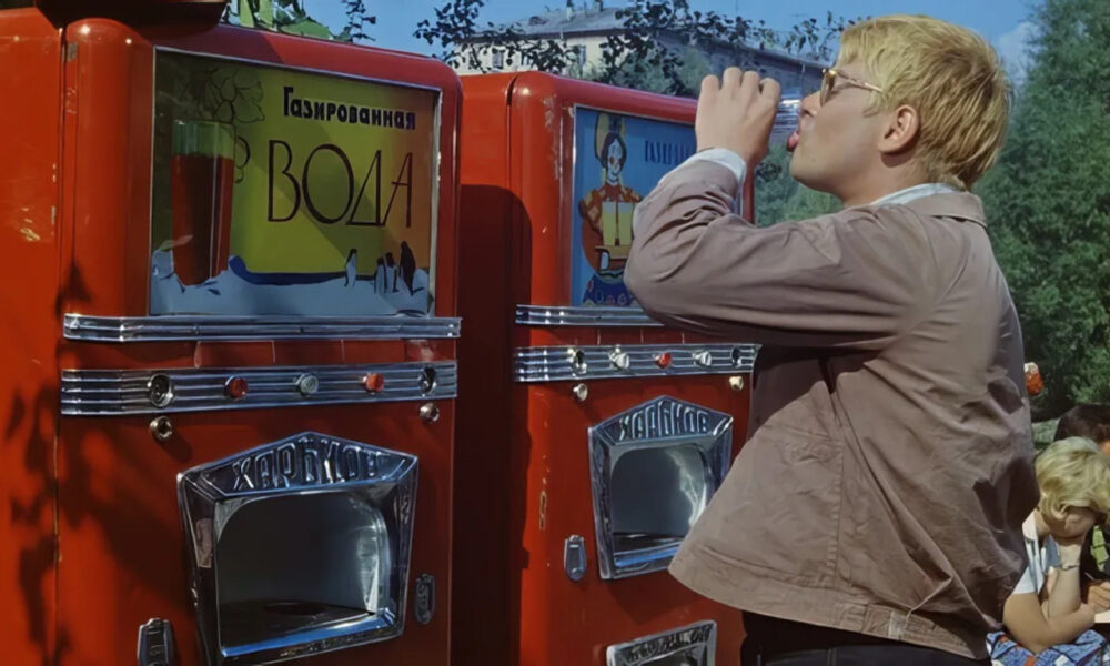 Мужчина пьет воду