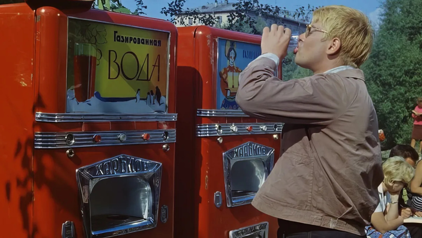 Мужчина пьет воду