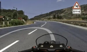 Мотоцикл собирается развернуться на дороге