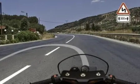 Мотоцикл собирается развернуться на дороге