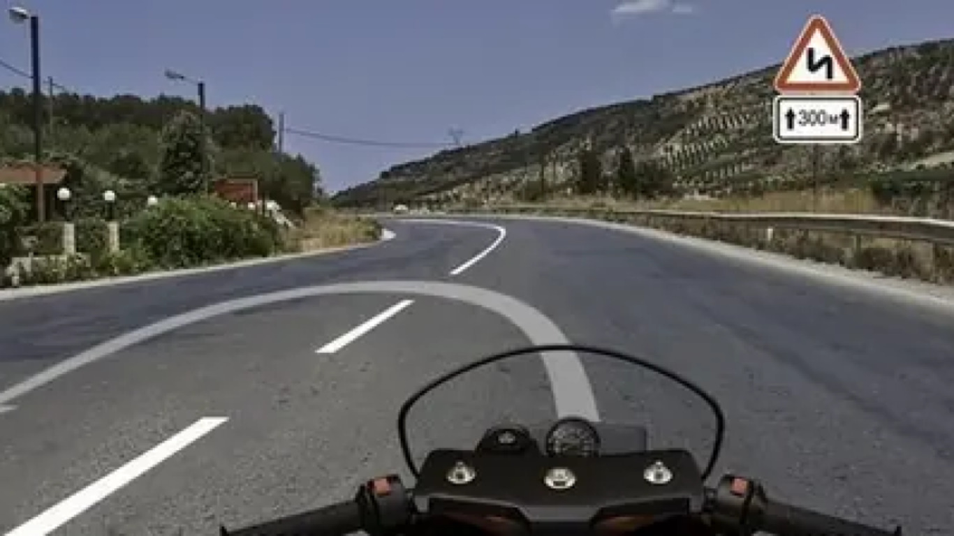 Мотоцикл собирается развернуться на дороге