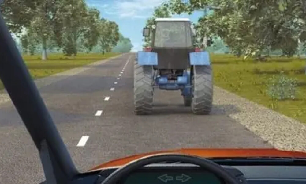 Автомобиль и трактор едут по дороге