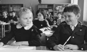 Мальчик и девочка за школьной партой