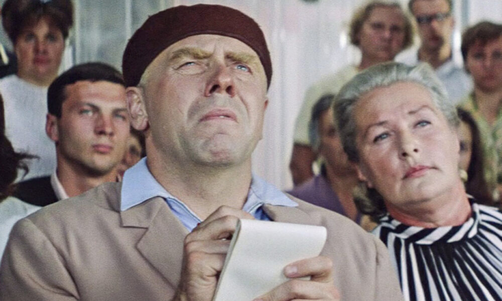 Мужчина и женщина смотрят вперед