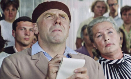 Мужчина и женщина смотрят вперед