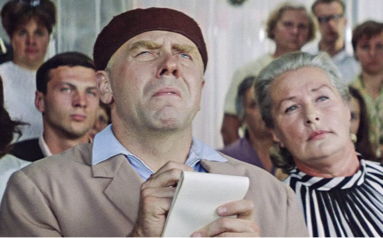 Мужчина и женщина смотрят вперед