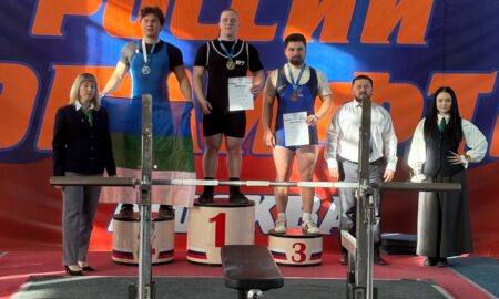 Артём Акулич (по центру)