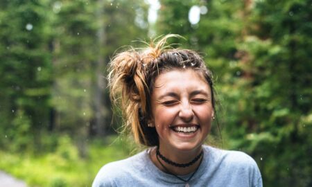 Девушка улыбается