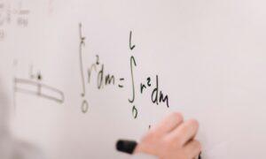 Человек решает пример на доске