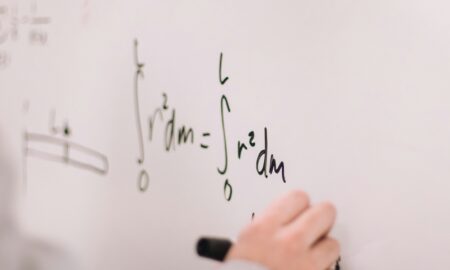 Человек решает пример на доске