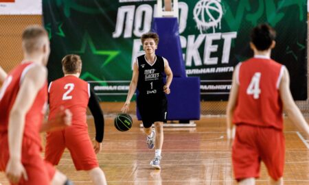 Баскетболист с мячом