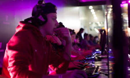 киберспортсмен в красной куртке