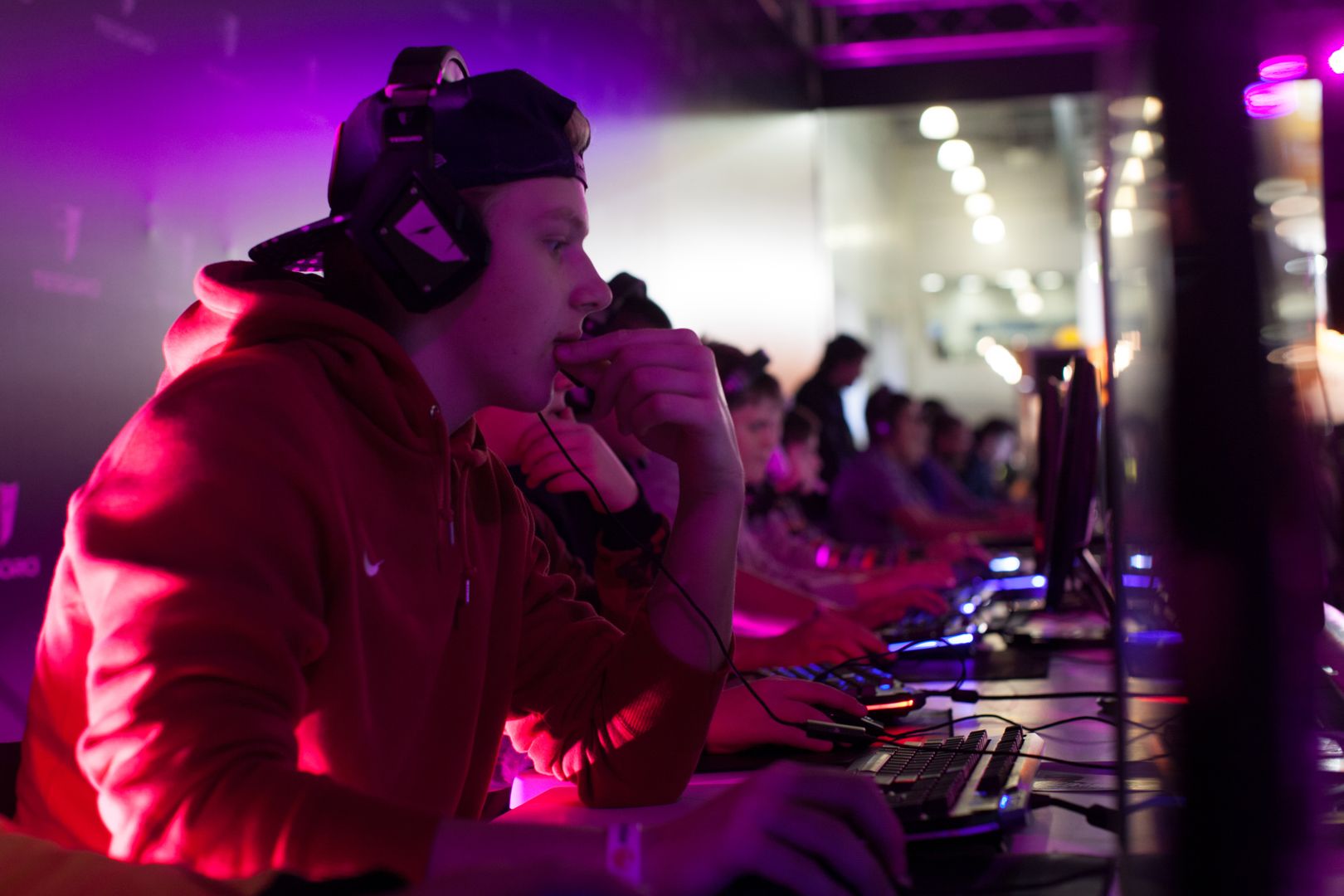 киберспортсмен в красной куртке