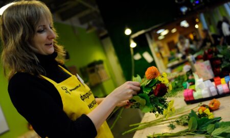 Флорист создает букет
