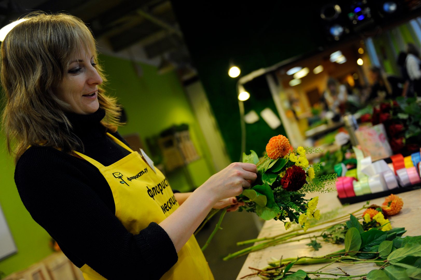 Флорист создает букет