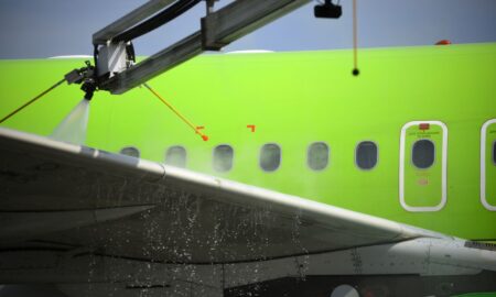 Самолет авиакомпании «S7» во время обработки для защиты от обледенения.