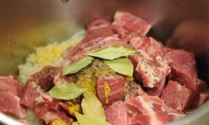 Приготовление шашлыка.