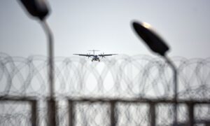 Самолет за пределами защитной зоны аэропорта