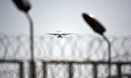 Самолет за пределами защитной зоны аэропорта