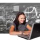 Девушка сидит за ноутбуком