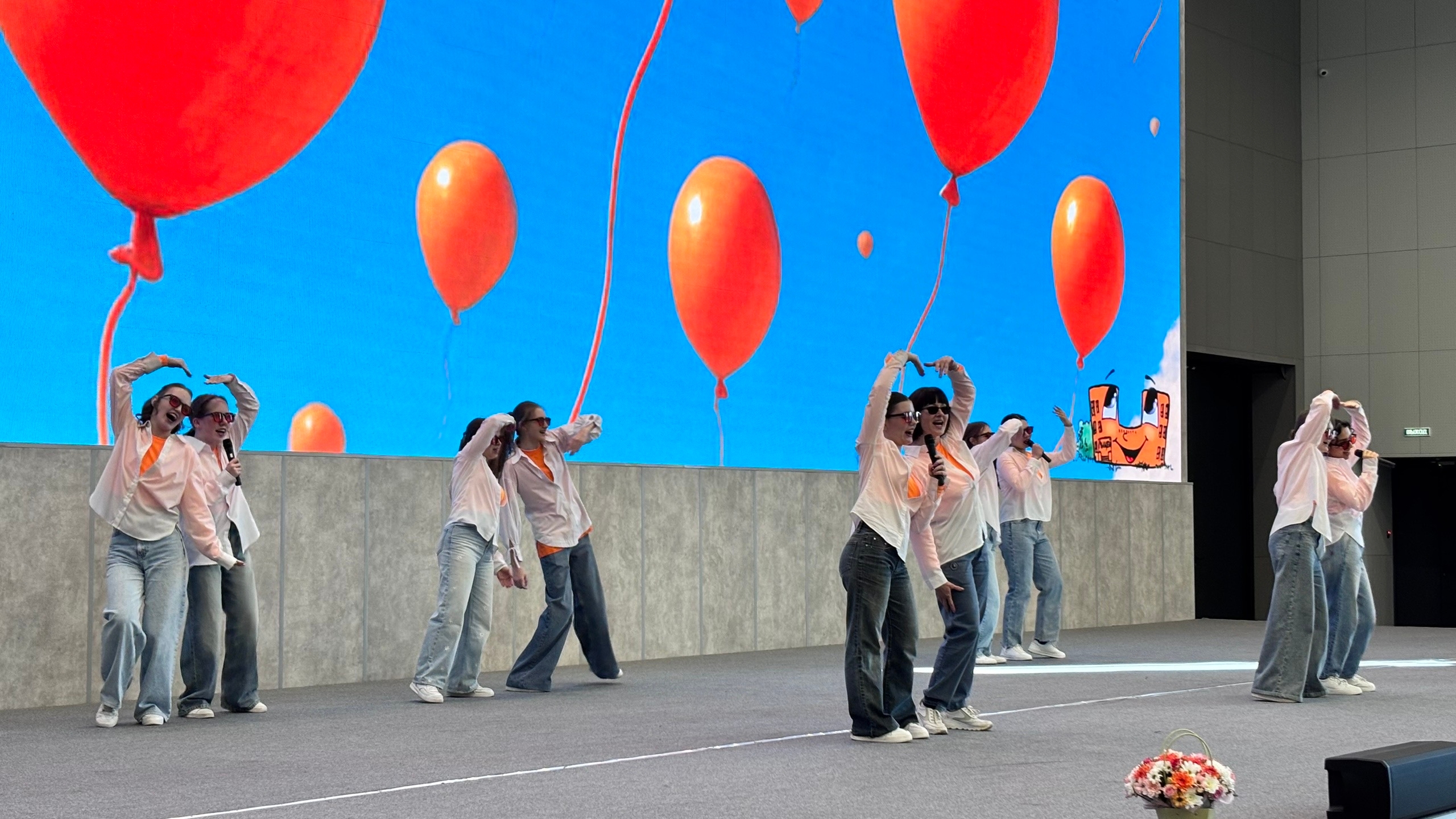 ученики на сцене