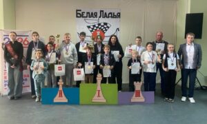 Шахматисты на награждении