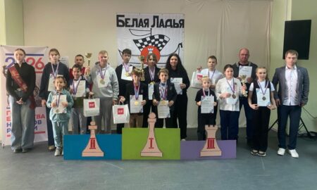 Шахматисты на награждении