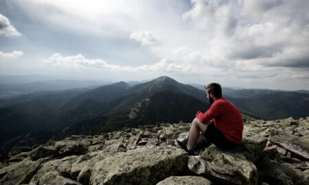 Мужчина сидит на скалах