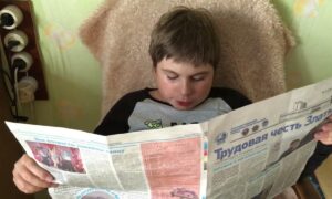 Мальчик с газетой