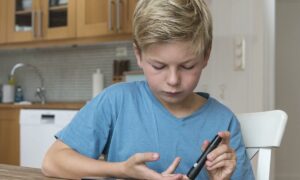 Измеряет уровень глюкозы