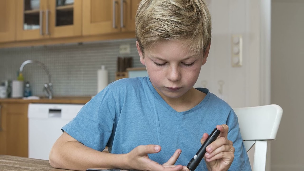 Измеряет уровень глюкозы