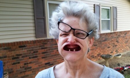 Беззубая женщина