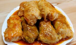 Голубцы на тарелке