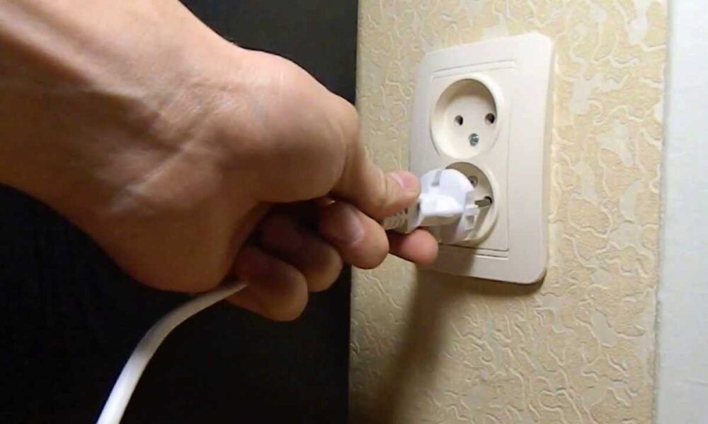 вставляет розетку