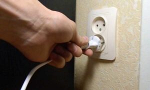 вставляет розетку